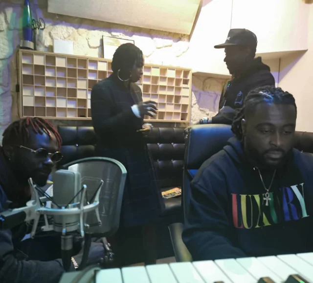 Behi, Ali le Code, Yvan Trésor et Mabody en session au Studio Light Up